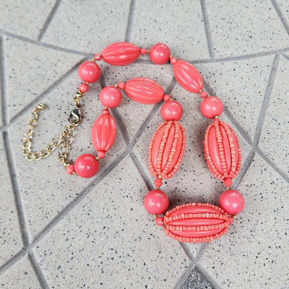 Vintage Chunky Coral Lucite Beaded Statement Necklace - Picture 7 of 8